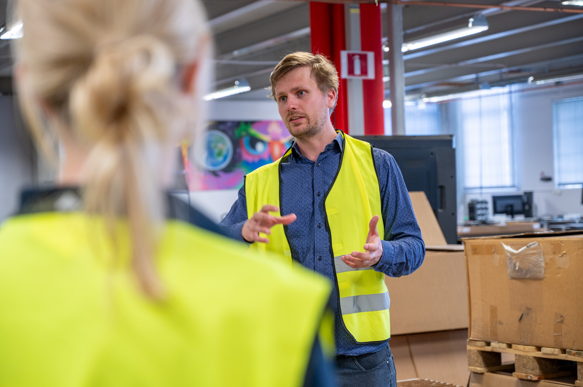 Inregos Hållbarhetschef Sebastian Holmström i produktionsmiljö, berättar om Inregos cirkulära affärsmodell.