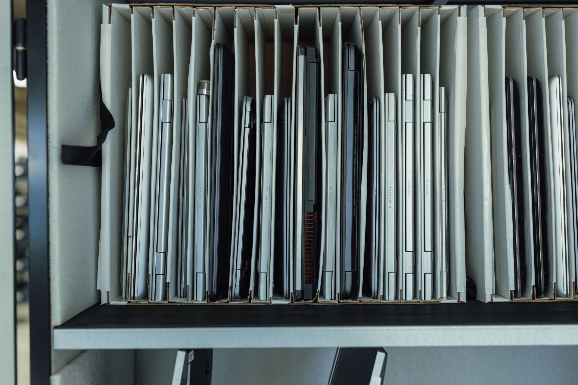 Ett säkerhetsskåp fyllt med begagnade laptops.