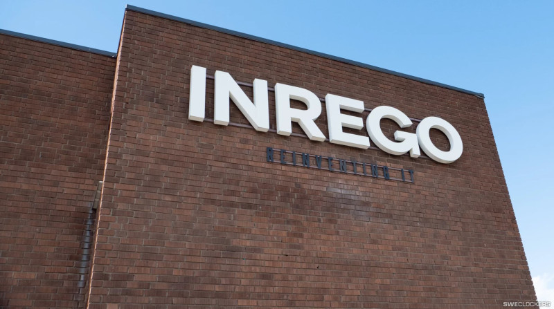 Inrego-loggan på tegelfasad.