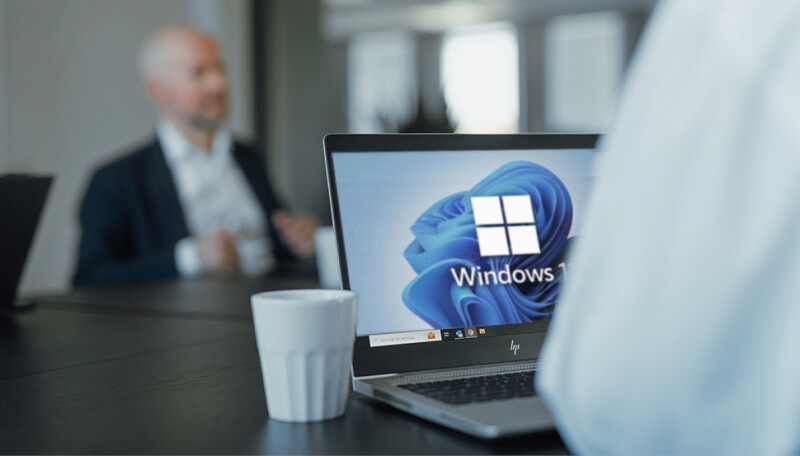 Bärbar hp-dator med WIndows 11 på skärmen.